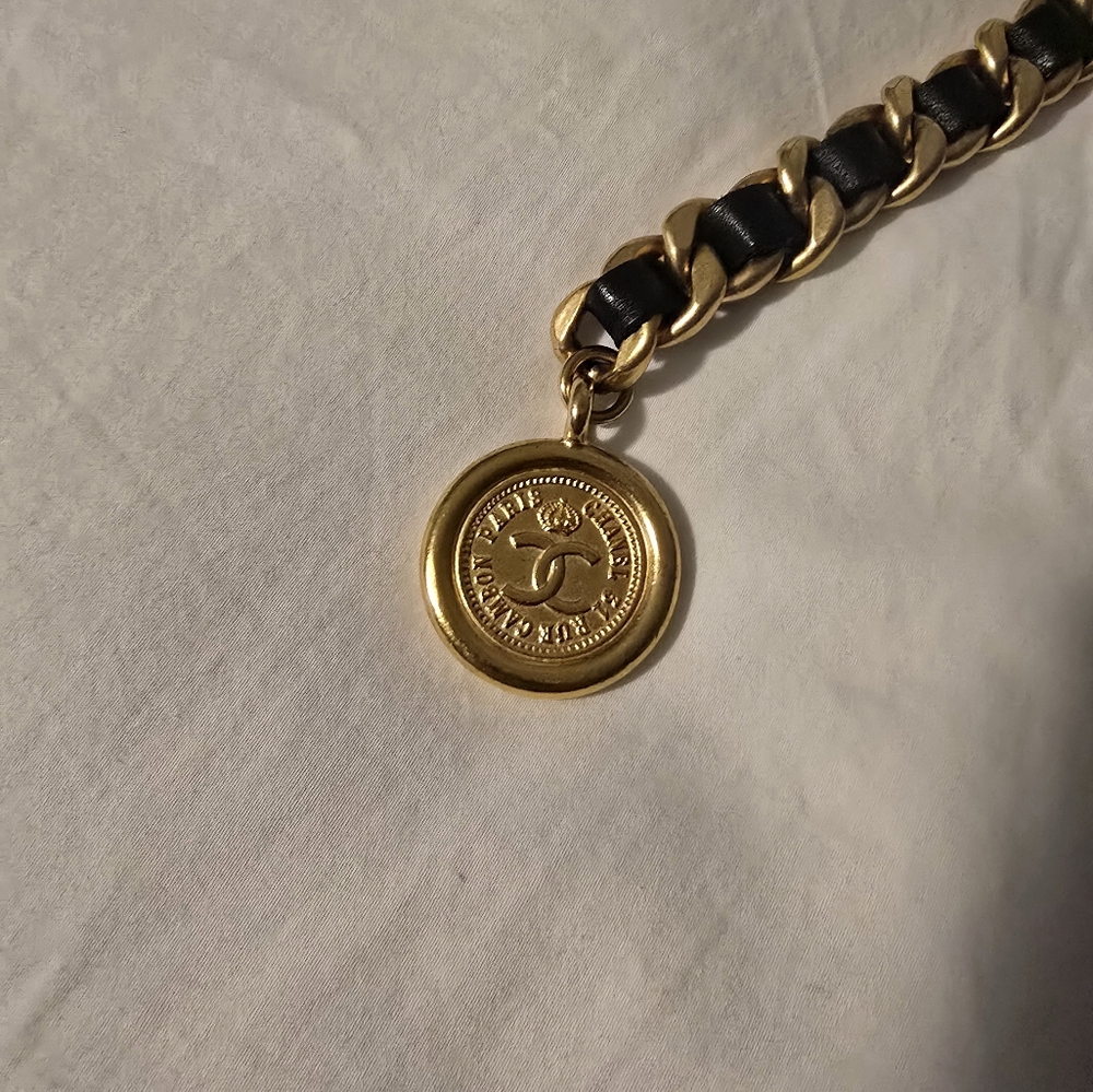 Elegant Black Leather And Gold Belt CHANEL - Picture 3 of 3